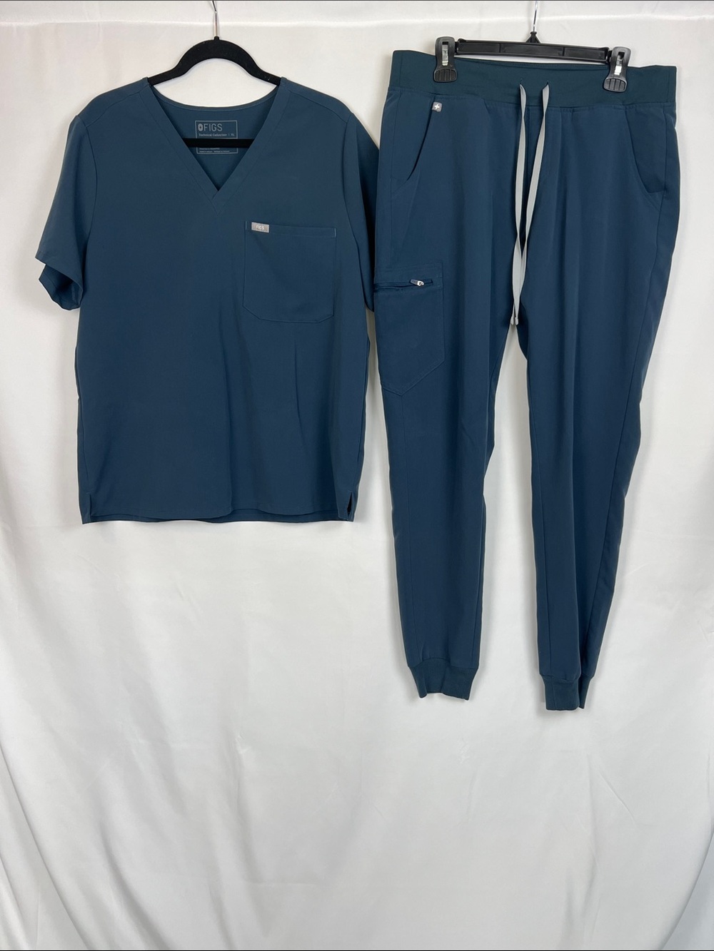 FIGS Women's Scrub Top and Jogger Set in‎ Navy- Size Top XL/ Pants L Tall